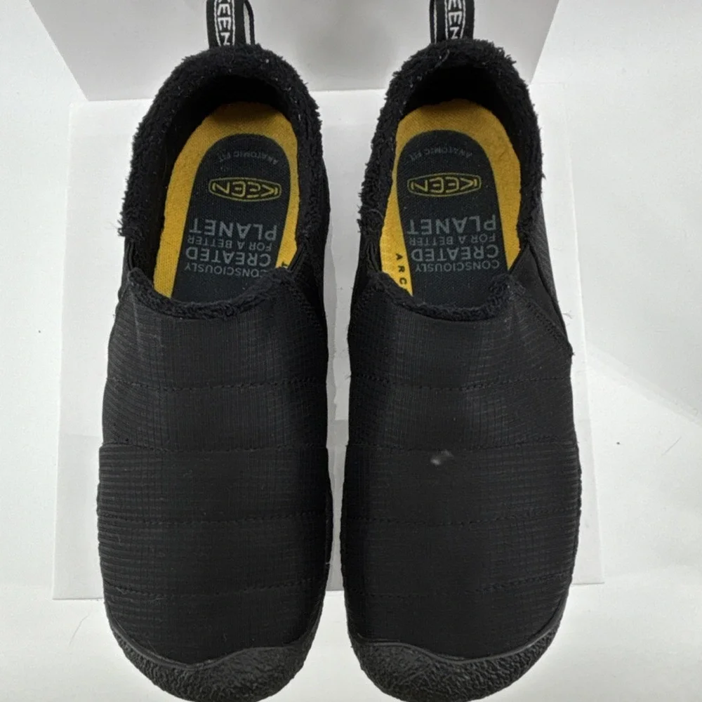 Keen Howser II Slip On Men 9.5 Indoor Outdoor Shoe Water Resistant Black Quilted